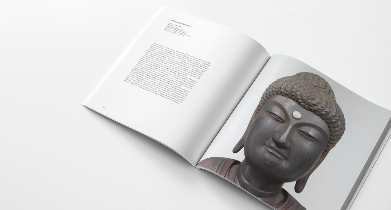 Doppia pagina con la scheda di un'opera dell'a mostra Capolavori della scultura buddhista giapponese organizzata da MondoMostre alle Scuderie del Quirinale