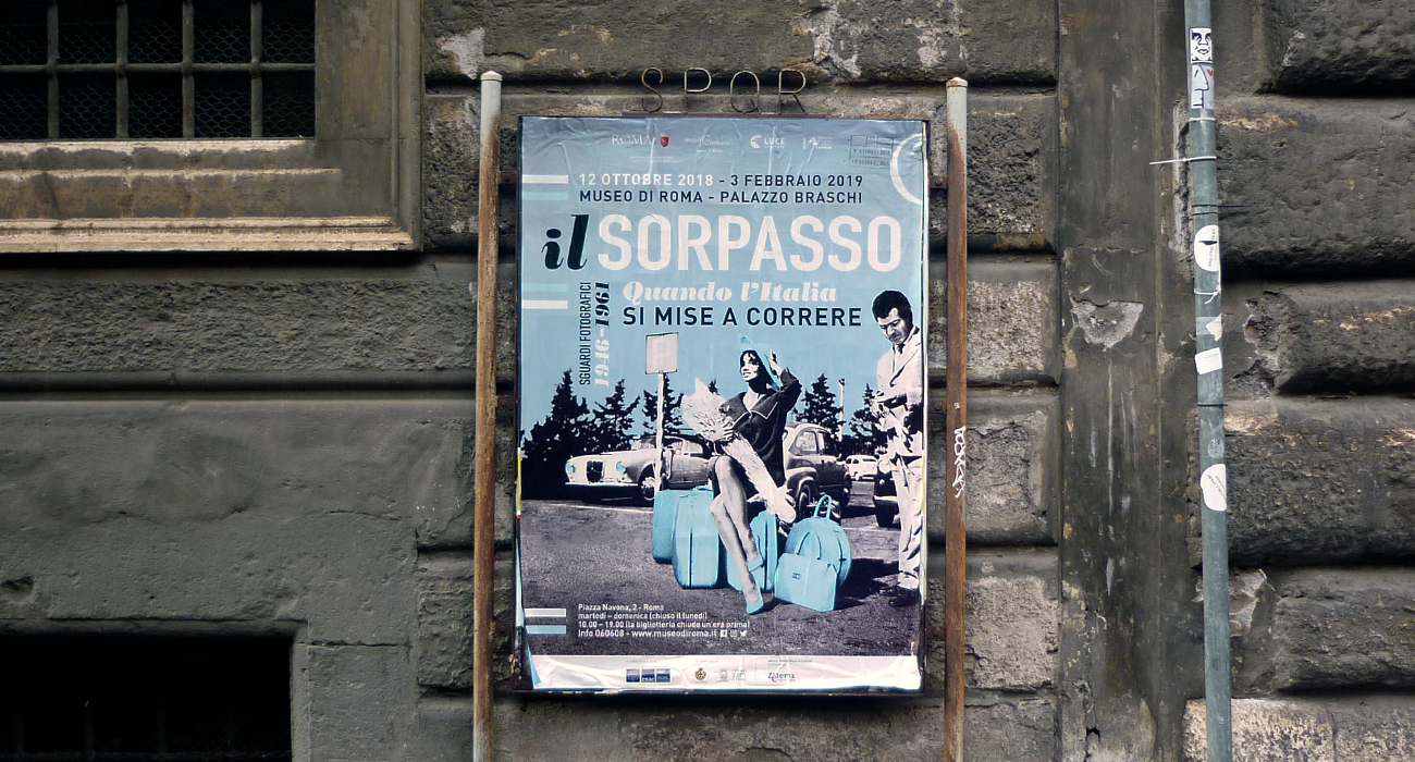 Manifesto per la mostra Il Sorpasso, promossa da Museo di Roma a Palazzo Braschi e Istituto Luce, realizzato dallo studio grafico Studio Polpo