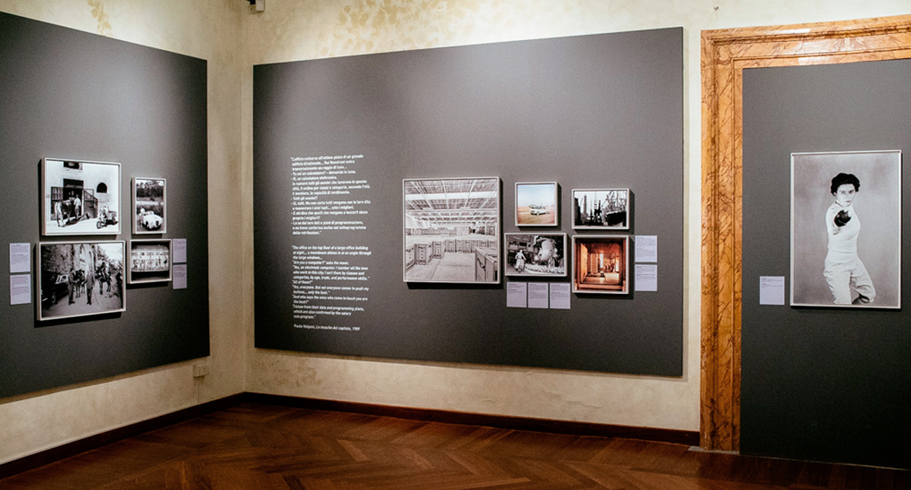 Allestimento della mostra Il Sorpasso a Palazzo Braschi, di cui lo studio di grafica Studio Polpo ha curato la grafica